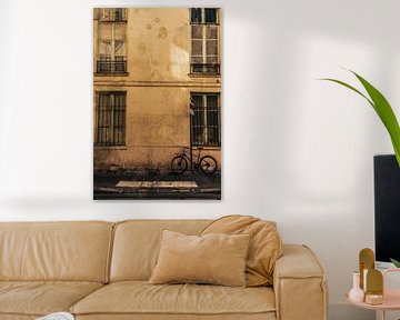 Een wachtende fiets in Parijs