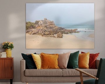 Oud douanehuis op het strand in de mist bij het dorp Kerfissien, Bretagne van Christian Müringer