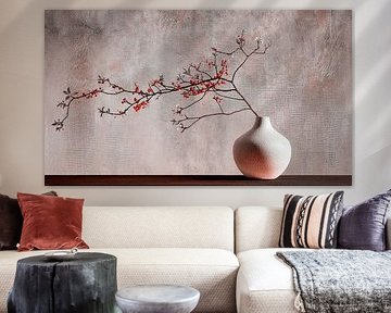 Ikebana Stilleven met tak met besjes in neutrale kleuren van Studio Pieternel