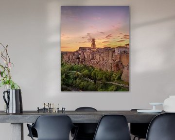 Das mittelalterliche Dorf Pitigliano bei Sonnenuntergang. Toskana, Italien