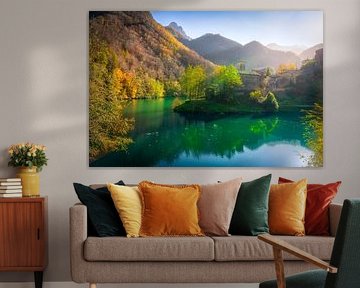 Isola Santa, village médiéval et lac en automne, Italie sur Stefano Orazzini