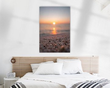 Risotto Reis Strand Is Arutas auf Sardinien zum Sonnenuntergang mit glitzerndem Meer und Steinen