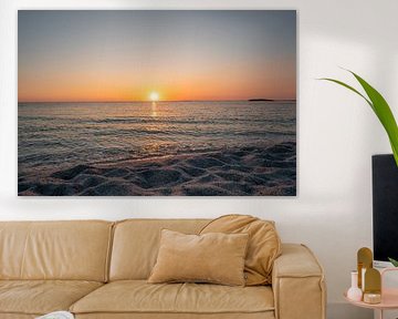 Risotto Reis Strand Is Arutas auf Sardinien zum Sonnenuntergang mit glitzerndem Meer und Steinen