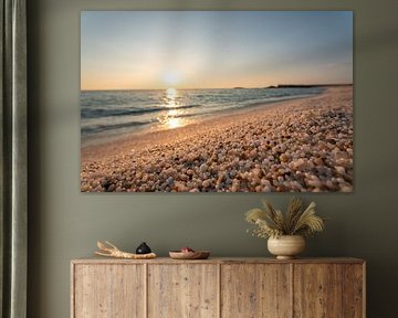 Risotto Reis Strand Is Arutas auf Sardinien zum Sonnenuntergang mit glitzerndem Meer und Steinen