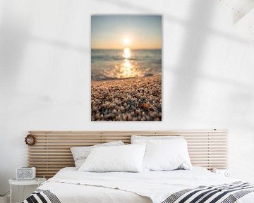 Risotto Reis Strand Is Arutas auf Sardinien zum Sonnenuntergang mit glitzerndem Meer und Steinen