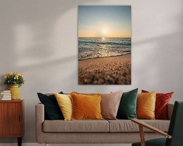 Risotto Reis Strand Is Arutas auf Sardinien zum Sonnenuntergang mit glitzerndem Meer und Steinen