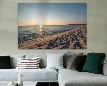 Risotto Reis Strand Is Arutas auf Sardinien zum Sonnenuntergang mit glitzerndem Meer und Steinen