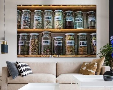 Bocaux en verre contenant des essences de plantes et des minéraux sur Patricia Hofmeester