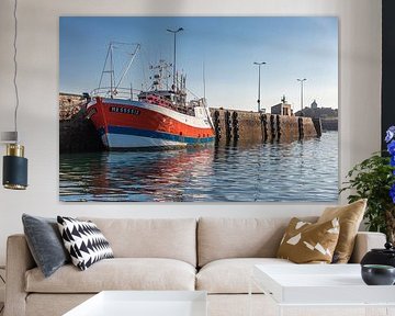 Bunter Fischtrawler im Hafen von Roscoff, Bretagne von Christian Müringer