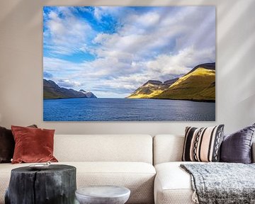 Vue sur les rochers des îles Féroé avec des nuages sur Rico Ködder