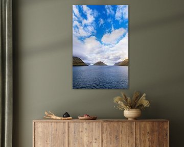 Vue sur les rochers des îles Féroé avec des nuages sur Rico Ködder