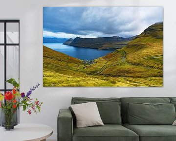 Blick auf das Dorf Funningur am Fjord Funningsfjørður auf der  von Rico Ködder