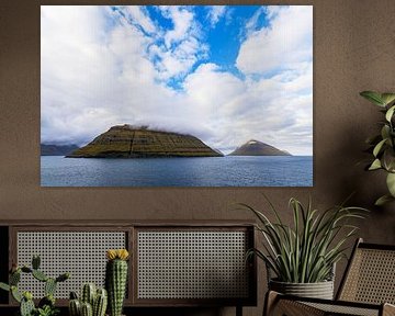 Vue sur les rochers des îles Féroé avec des nuages sur Rico Ködder