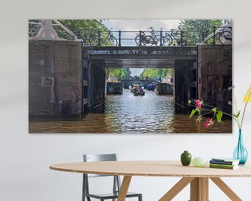 Op een Amsterdamse gracht by Anouschka Hendriks