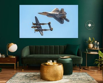 U.S. Air Force Heritage Flug mit F-22 Raptor und P-38 Lightning.