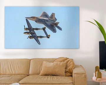 U.S. Air Force Heritage Flug mit F-22 Raptor und P-38 Lightning.