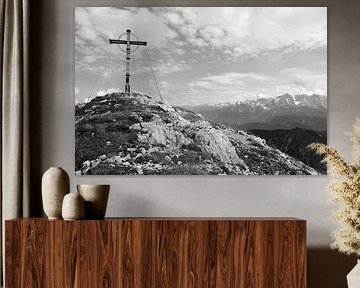 Montagnes dans le brouillard - des moments naturels mystiques pleins d'ambiance et de calme. Acheter maintenant une peinture murale ou une toile et vivre la magie de la montagne.