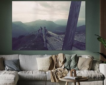 Montagnes dans le brouillard - des moments naturels mystiques pleins d'ambiance et de calme. Acheter maintenant une peinture murale ou une toile et vivre la magie de la montagne.