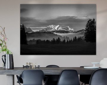 Montagnes dans le brouillard - des moments naturels mystiques pleins d'ambiance et de calme. Acheter maintenant un tableau mural ou une toile et vivre la magie de la montagne. Alpspitz et Zugspitz