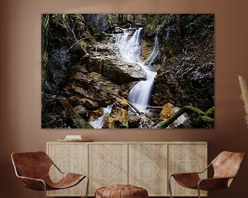Chutes d'eau en montagne - une photographie spectaculaire de la nature, pleine d'énergie et de force. Acheter maintenant une peinture murale ou une toile et découvrir l'eau de montagne.