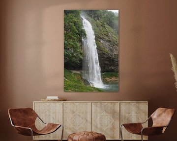 Chutes d'eau en montagne - une photographie spectaculaire de la nature, pleine d'énergie et de force. Acheter maintenant une peinture murale ou une toile et découvrir l'eau de montagne.