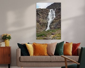 Chutes d'eau en montagne - une photographie spectaculaire de la nature, pleine d'énergie et de force. Acheter maintenant une peinture murale ou une toile et découvrir l'eau de montagne.