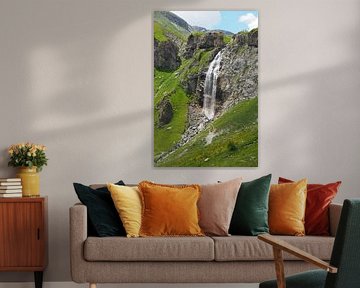 Chutes d'eau en montagne - une photographie spectaculaire de la nature, pleine d'énergie et de force. Acheter maintenant une peinture murale ou une toile et découvrir l'eau de montagne.