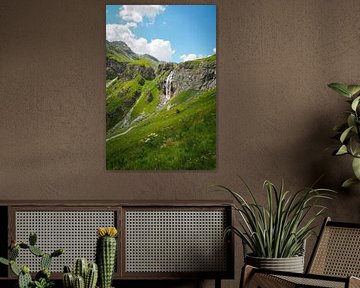 Chutes d'eau en montagne - une photographie spectaculaire de la nature, pleine d'énergie et de force. Acheter maintenant une peinture murale ou une toile et découvrir l'eau de montagne.