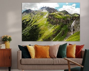 Chutes d'eau en montagne - une photographie spectaculaire de la nature, pleine d'énergie et de force. Acheter maintenant une peinture murale ou une toile et découvrir l'eau de montagne.