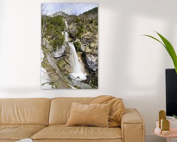 Chutes d'eau en montagne - une photographie spectaculaire de la nature, pleine d'énergie et de force. Acheter maintenant une peinture murale ou une toile et découvrir l'eau de montagne.