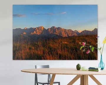 Le coucher de soleil et l'embrasement des Alpes sont les moments de lumière les plus magiques de la montagne : chauds, lumineux, émotionnels et parfaits pour des peintures murales d'ambiance. sur Miriam Schwarzfischer Fotografie