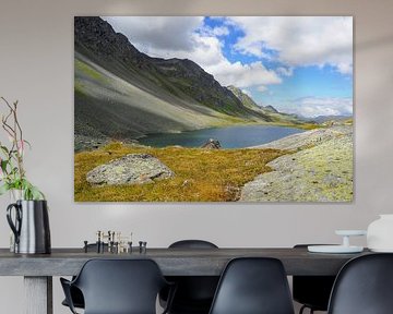 Des lacs de montagne cristallins - une photographie alpine spectaculaire avec des reflets clairs et un panorama de montagnes. Acheter maintenant une peinture murale ou une toile et profiter de la nature.