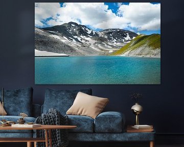 Des lacs de montagne cristallins - une photographie alpine spectaculaire avec des reflets clairs et un panorama de montagnes. Acheter maintenant une peinture murale ou une toile et profiter de la nature.