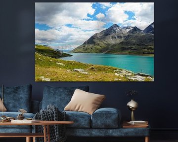 Des lacs de montagne cristallins - une photographie alpine spectaculaire avec des reflets clairs et un panorama de montagnes. Acheter maintenant une peinture murale ou une toile et profiter de la nature.