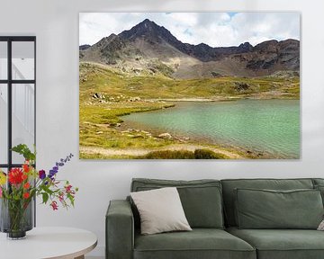 Des lacs de montagne cristallins - une photographie alpine spectaculaire avec des reflets clairs et un panorama de montagnes. Acheter maintenant une peinture murale ou une toile et profiter de la nature.
