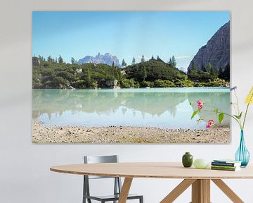 Des lacs de montagne cristallins - une photographie alpine spectaculaire avec des reflets clairs et un panorama de montagnes. Acheter maintenant une peinture murale ou une toile et profiter de la nature.