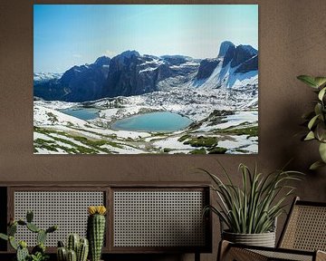 Des lacs de montagne cristallins - une photographie alpine spectaculaire avec des reflets clairs et un panorama de montagnes. Acheter maintenant une peinture murale ou une toile et profiter de la nature.