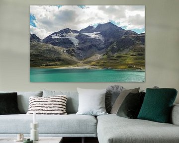 Des lacs de montagne cristallins - une photographie alpine spectaculaire avec des reflets clairs et un panorama de montagnes. Acheter maintenant une peinture murale ou une toile et profiter de la nature.