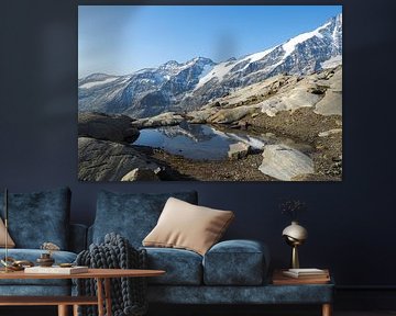 Des lacs de montagne cristallins - une photographie alpine spectaculaire avec des reflets clairs et un panorama de montagnes. Acheter maintenant une peinture murale ou une toile et profiter de la nature.