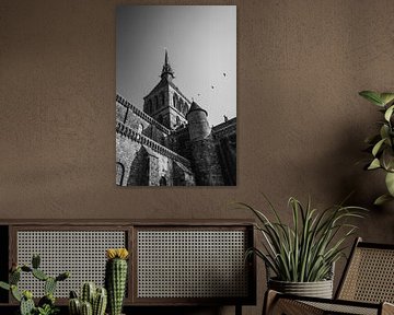Tour de l'abbaye du Mont Saint-Michel en noir et blanc intemporel