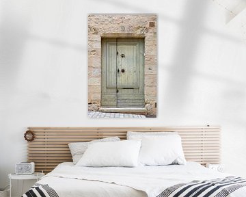 alte pastellgrüne Tür in einem Steingebäude von Elly de Vries