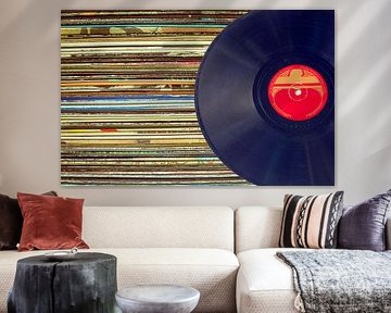 Stapel gekleurde LP hoezen met naamloze  plaat 