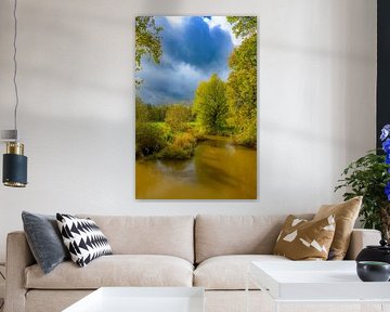 De Dinkel kronkelt door een herfstlandschap in Twente von Sjoerd van der Wal Fotografie