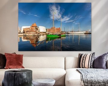 Ozeaneum, Segelschiff Petrine und Gorch Fock 1 im Hafen von Stralsund von Werner Dieterich