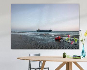 Flushing freighter with Buoy and Seagulls on Tidal shore (cargo en train de tirer des bords avec une bouée et des mouettes sur le rivage)