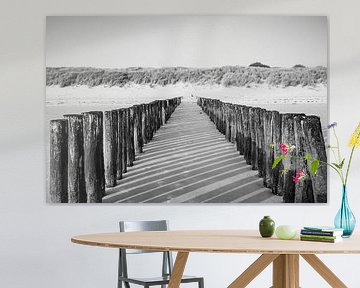 Poteaux de la plage de Flessingue en perspective rythmée en noir et blanc sur Femke Ketelaar