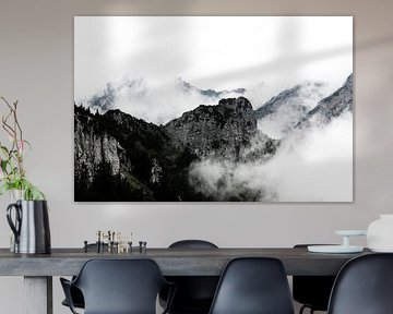 Berge im Nebel und Wolken erzeugen diese ganz besondere, mystische Stimmung, die viele Menschen sofort berührt. Solche Motive stehen für Ruhe, Tiefe, Magie und das Unbegreifliche der Natur von Miriam Schwarzfischer Fotografie