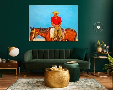 Mann auf Pferd vor blauer Wand in Kuba
