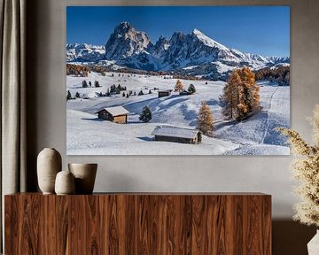 Vue panoramique sur le Langkofel et romantisme des refuges sur l'Alpe de Siusi en automne et sous la neige dans le Tyrol du Sud. sur Achim Thomae Photography
