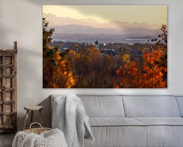 Kirchturm von Kluftern vor Alpenpanorama im Herbst